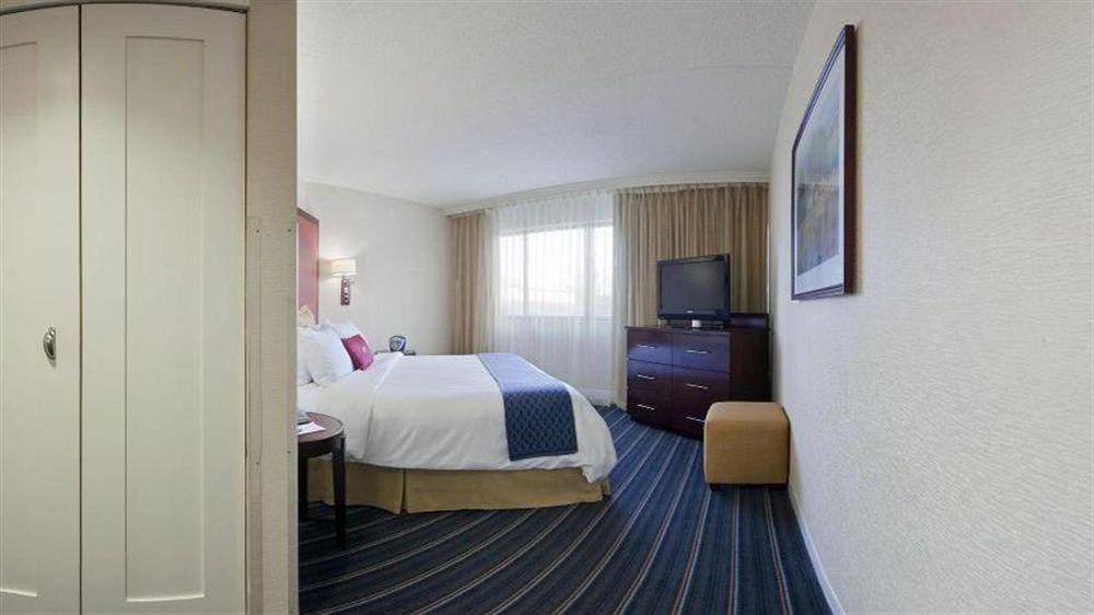 Doubletree By Hilton Fairfield Hotel & Suites Exterior photo